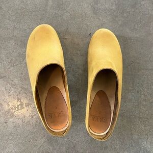 BRYR Chloe Clogs in Fennel 38